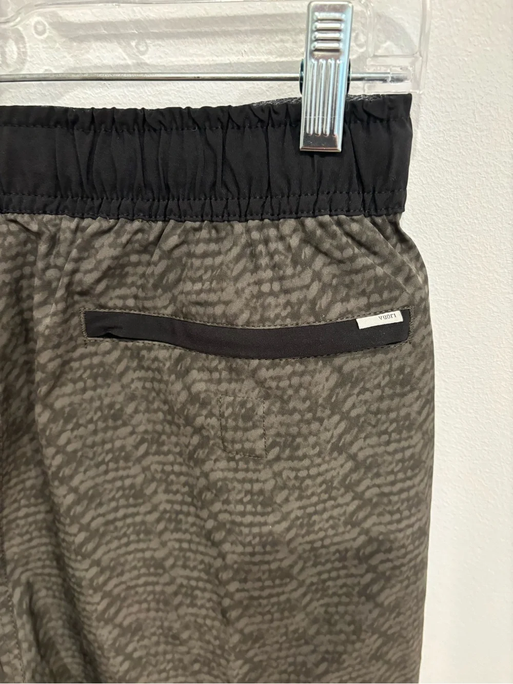 Vuori Mens Banks 5” Shorts Black Olive Scribble Print Pockets Drawstring Waist M